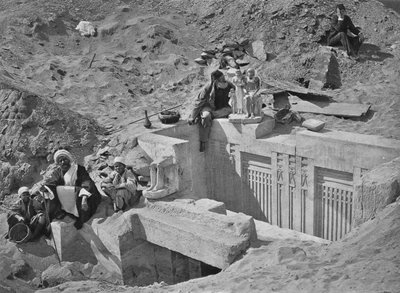 Auguste Mariette (1821-81) seduto su una mastaba durante gli scavi a Saqqara, da Voyahe dans la Haute Egypte, pubblicato nel 1878 da French Photographer